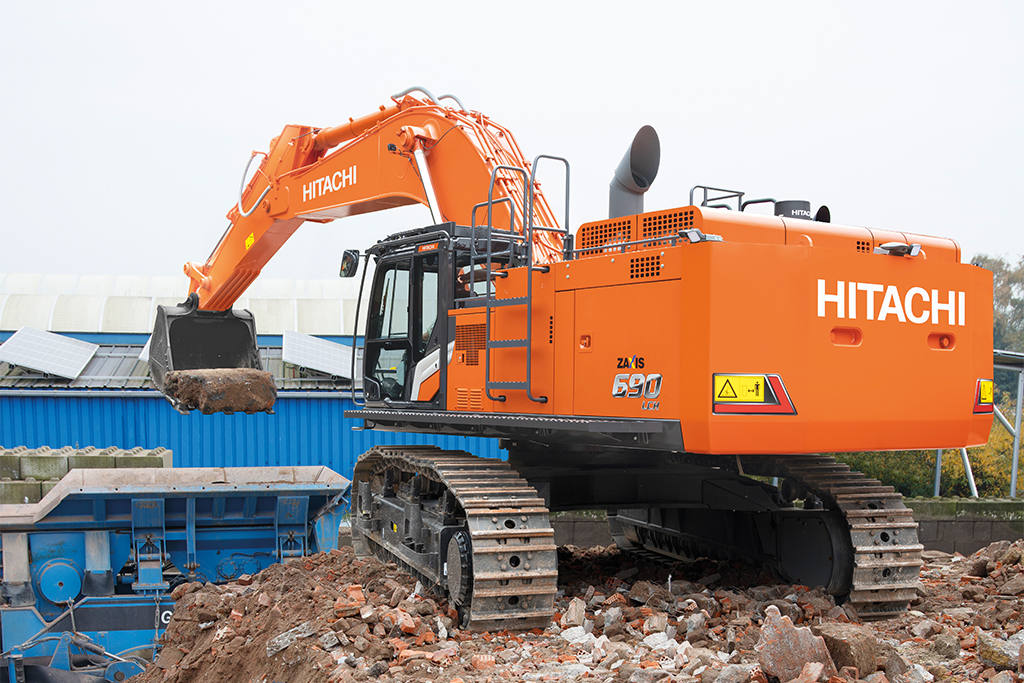 あ こんにちは、日立建機日本です。 今回は、迫力満点のZX690LCH-6解体