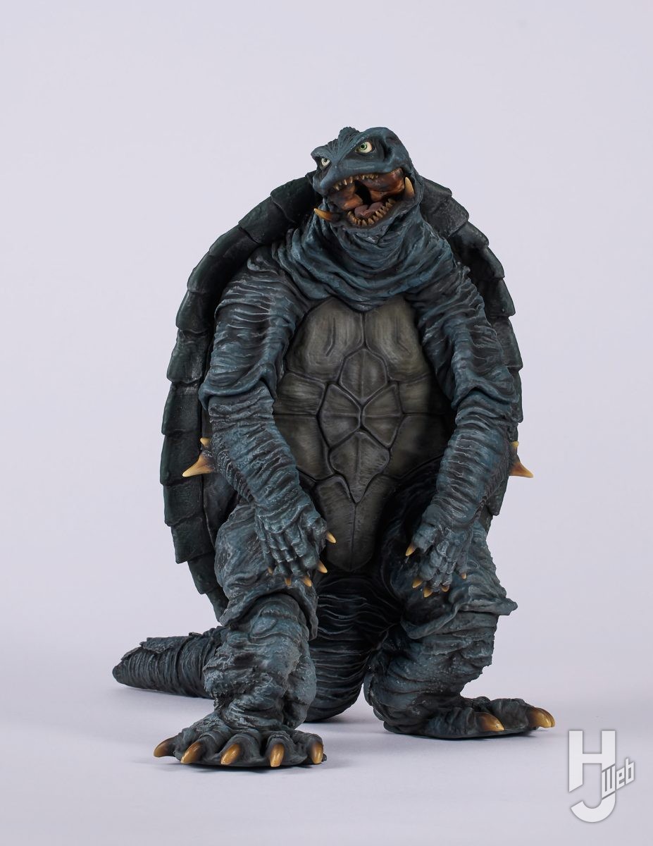 映画『ガメラ2』のアップ用スーツがソフビフィギュアに!! 最新技術で