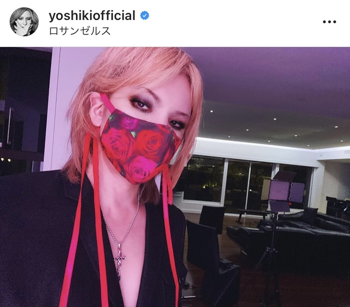 YOSHIKI、美しすぎるマスク姿を披露「紅に染まった薔薇マスク