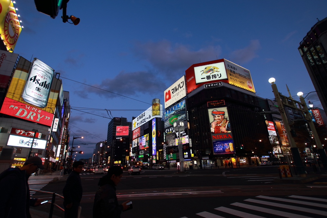 すすきの交差点を見守り半世紀！「キング・オブ・ブレンダーズ」看板