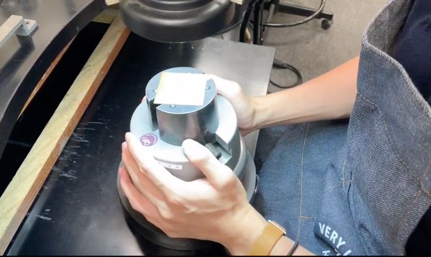 石留めや彫りに！小型で扱いやすい彫刻台【アタッチメント付き