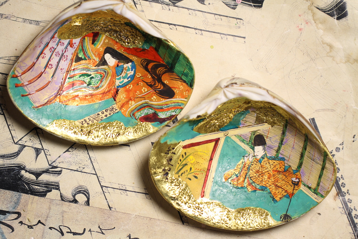 大きい天然ハマグリに、手描きで源氏物語を描いた「貝合わせ」完成