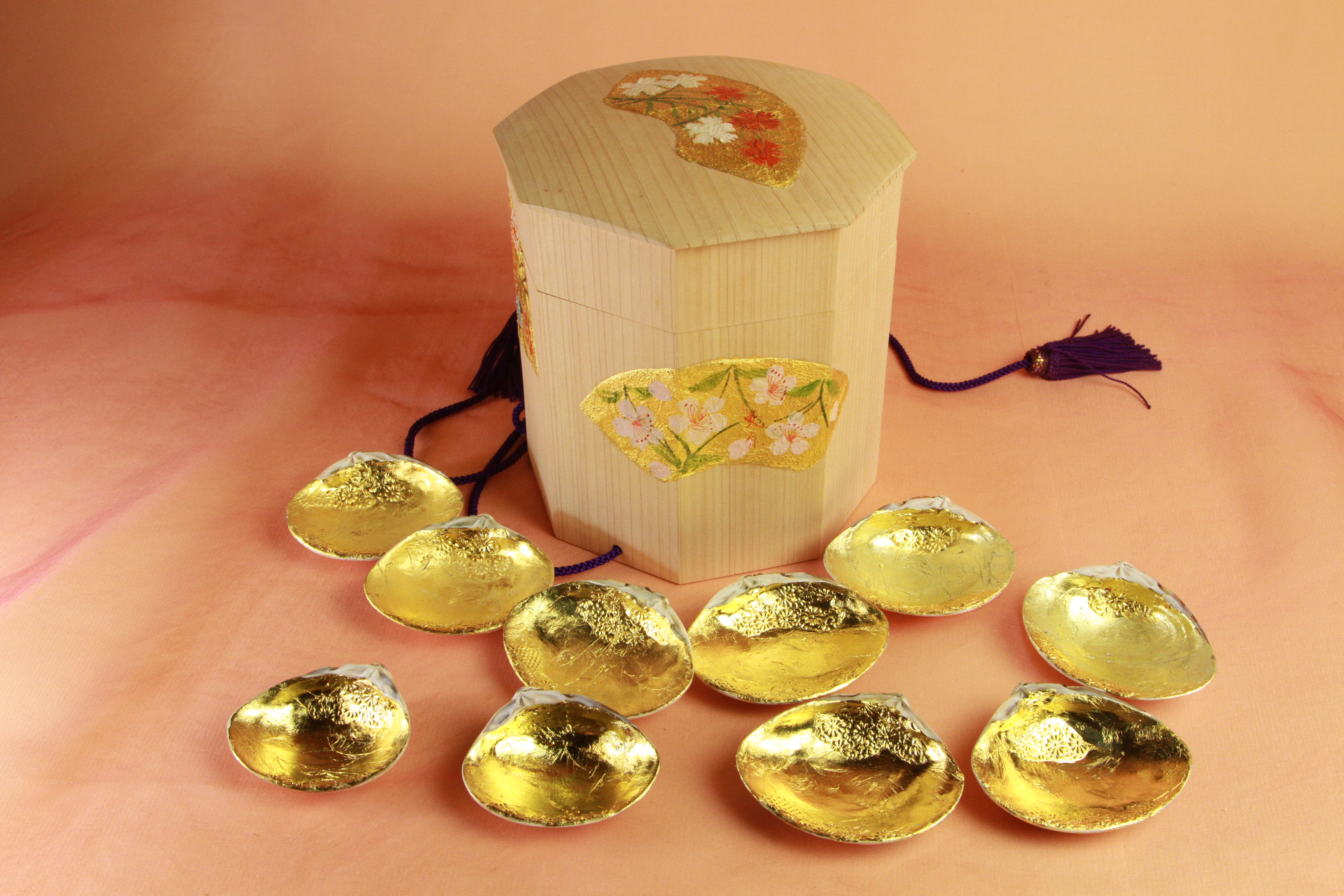 金箔仕上げの貝合わせ5組10枚に手描き彩色して、桧の貝桶にいれてお