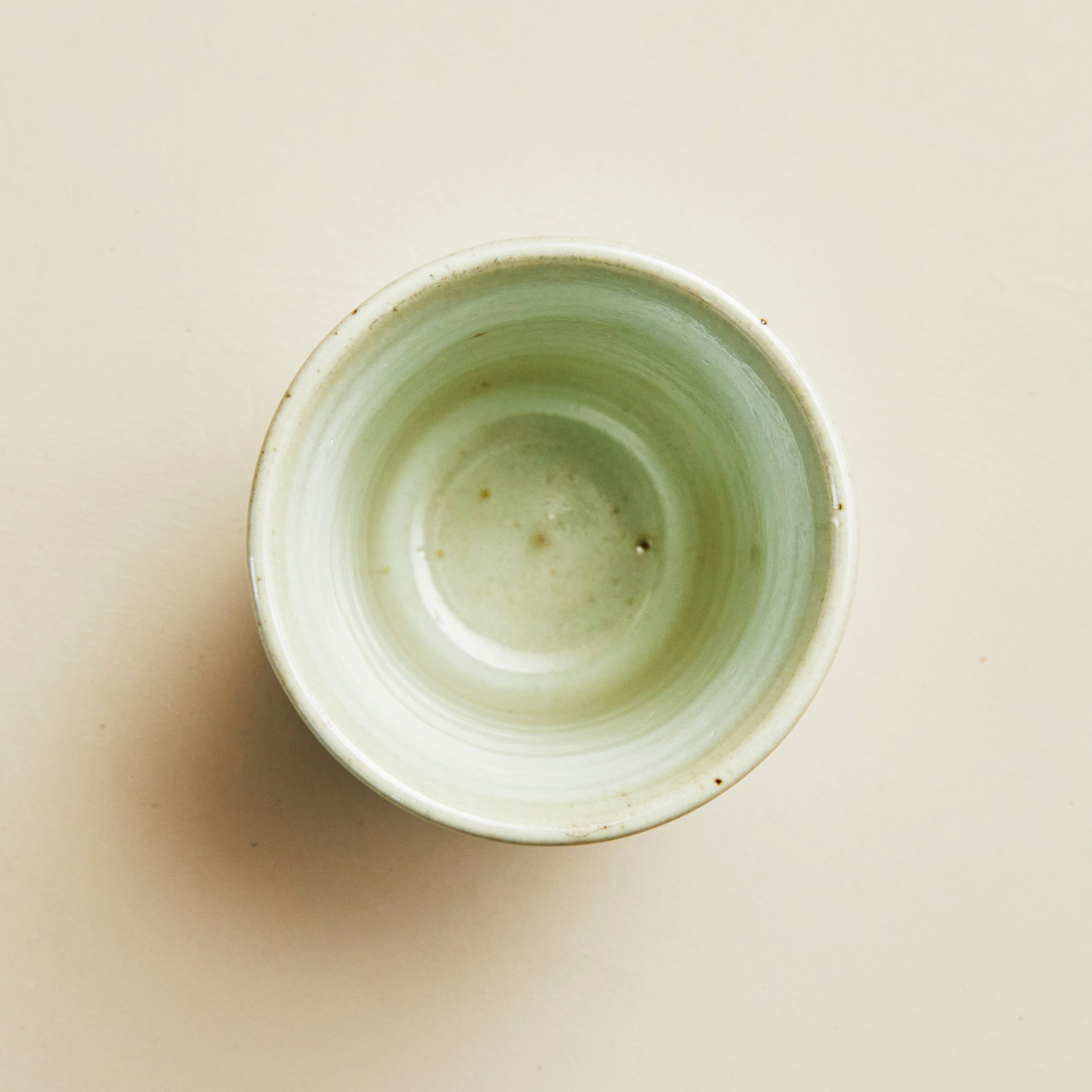 ぐい呑・盃】袖師焼 尾野晋也作 酒盃 酒器 花図 共箱 R1204ダU3 ぐい呑