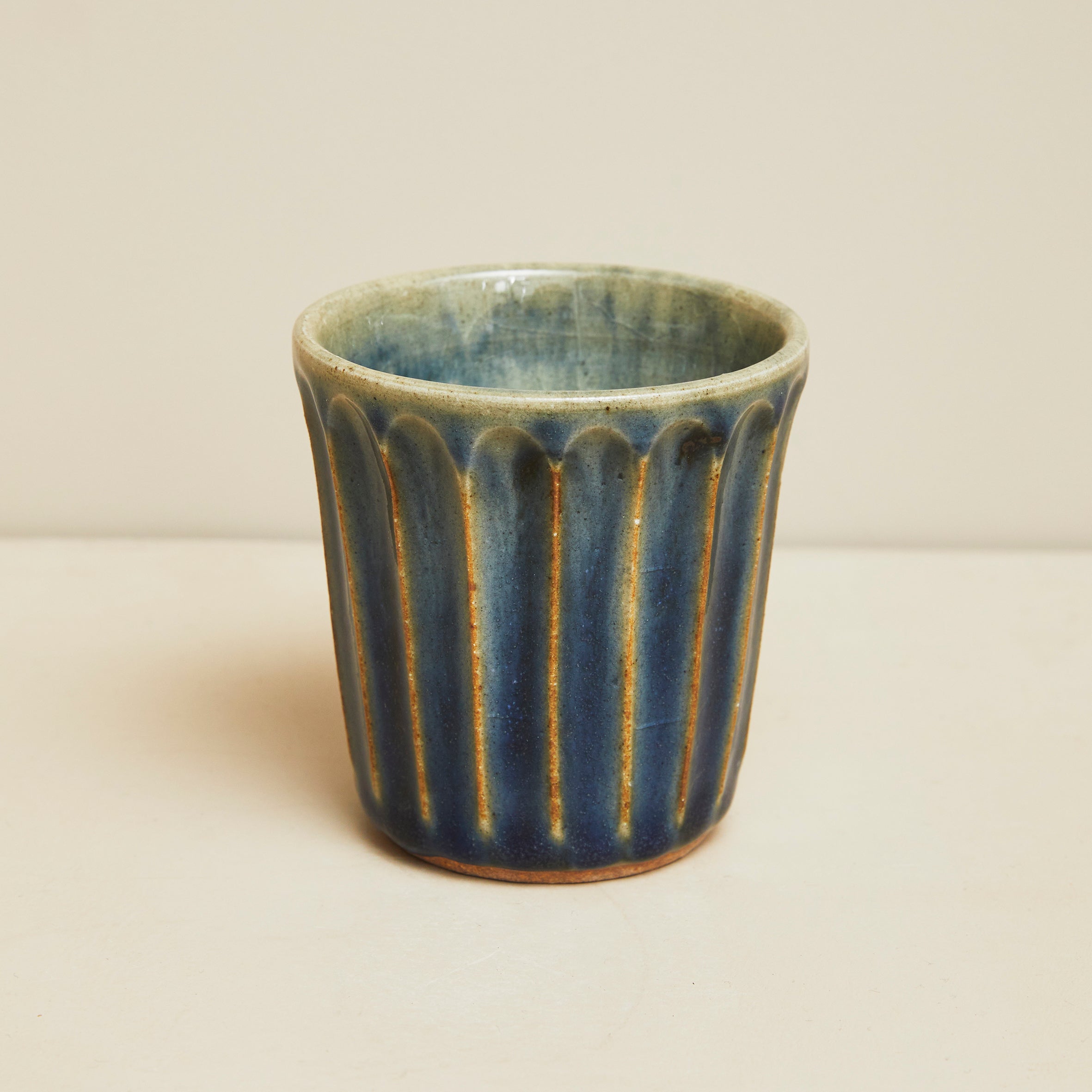 袖師窯 尾野友彦 カップ【しのぎ・青】 – IEGNIM