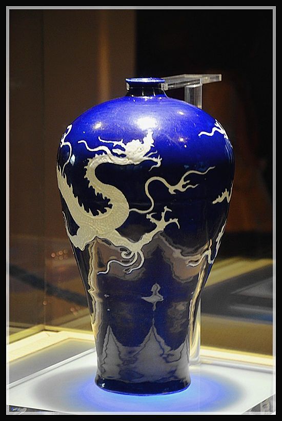 中国美術 瑠璃釉 纏白龍紋 梅瓶 内府 款 時代物(K-XA831) 中国美術