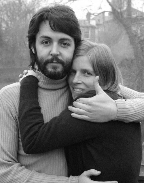 ポールとリンダ・マッカートニー、1969年 : r/OldSchoolCool