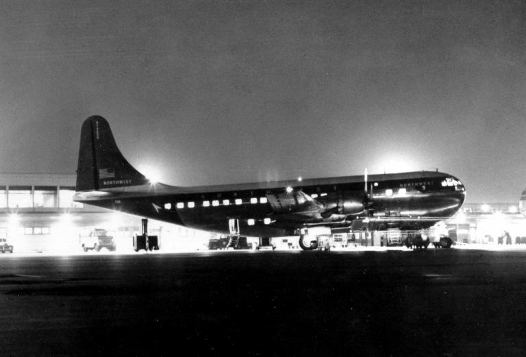 ノースウエスト航空のボーイング377ストラトクルーザーの夜間撮影