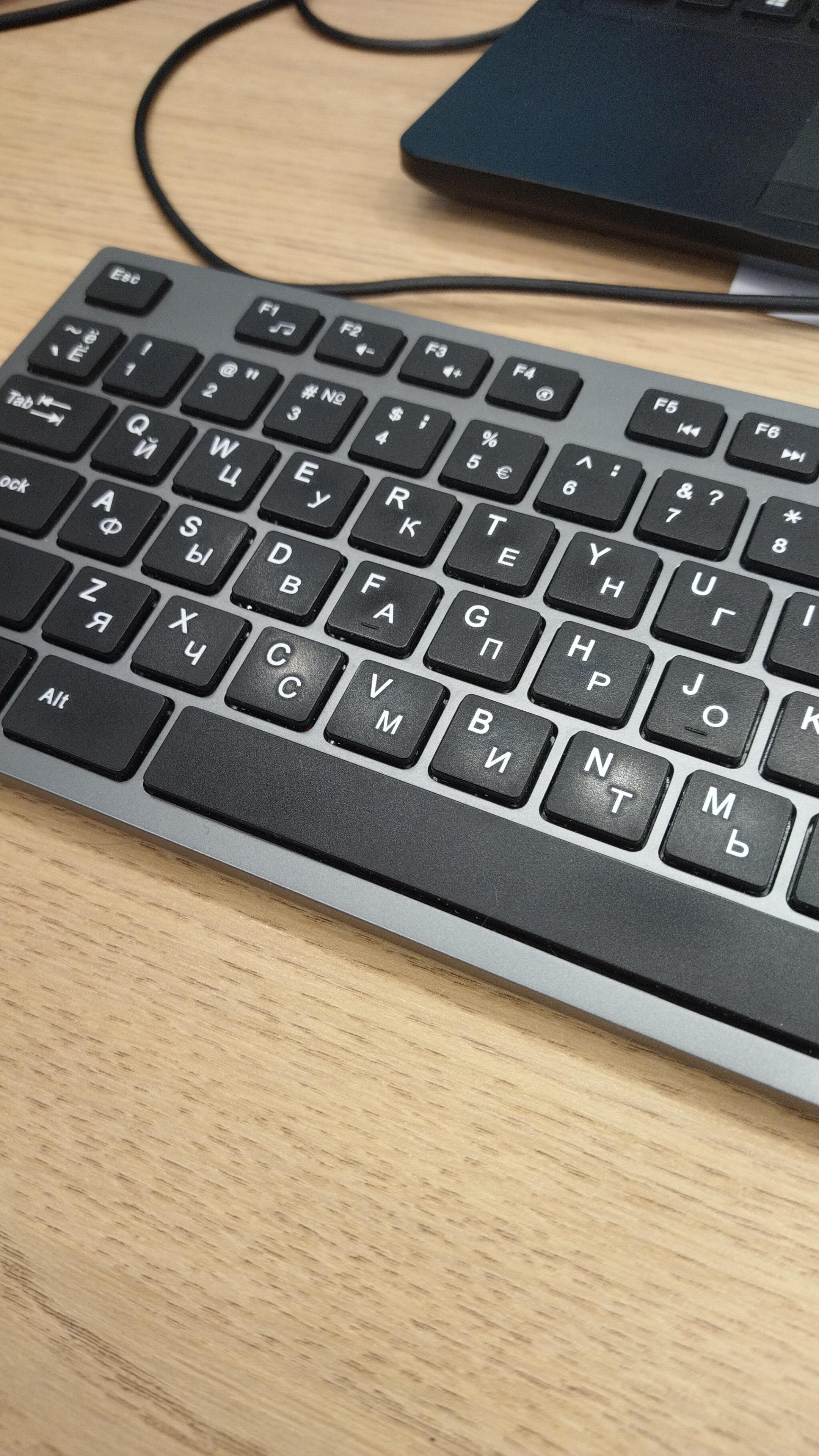 英語とロシア語のレイアウトを備えたHPグレーのラップトップ 英語と