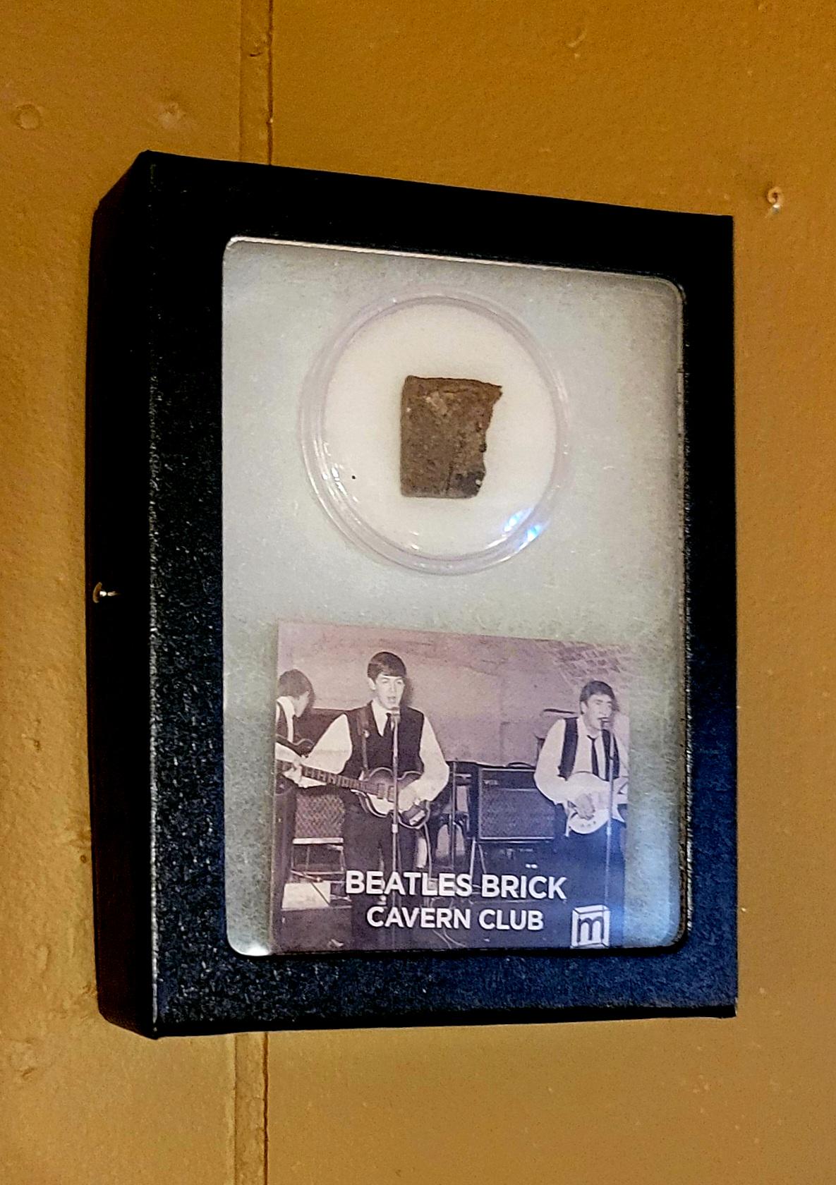 オリジナルの Cavern Club のレンガのかけらを、俺の隠れ家に持ってる