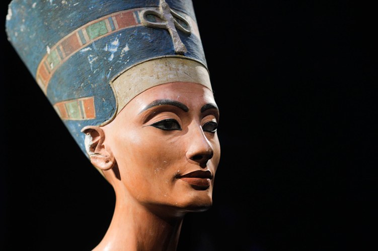 古代エジプトで最も美しい女王、ネフェルティティの胸像。[751x500