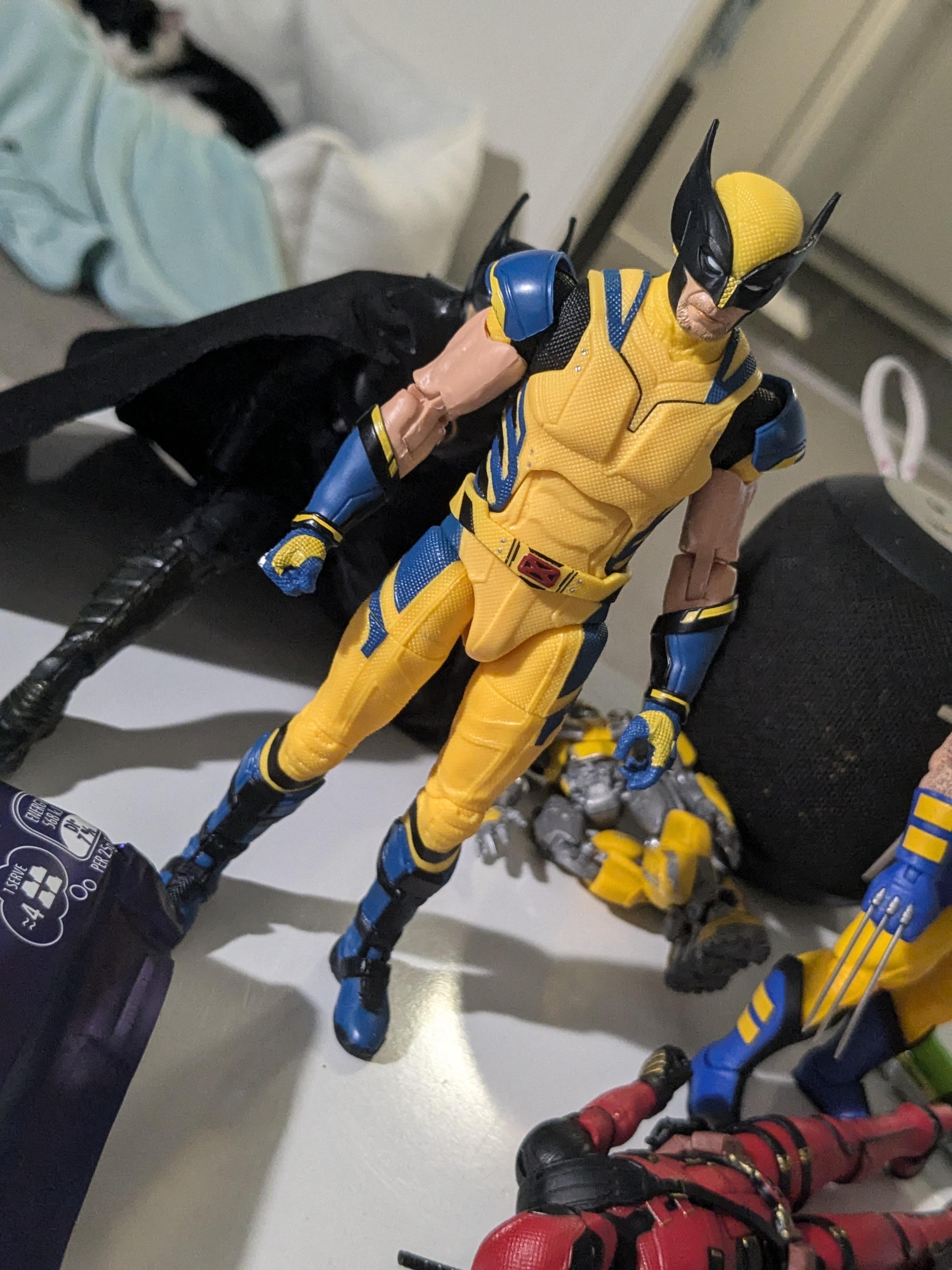 新しいマーベルレジェンドのウルヴァリンで腕の交換やったよ！ : r