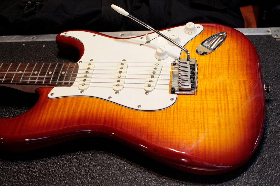 甘いストラトキャスターのゴージャスなフレイムメイプルトップは、楽器