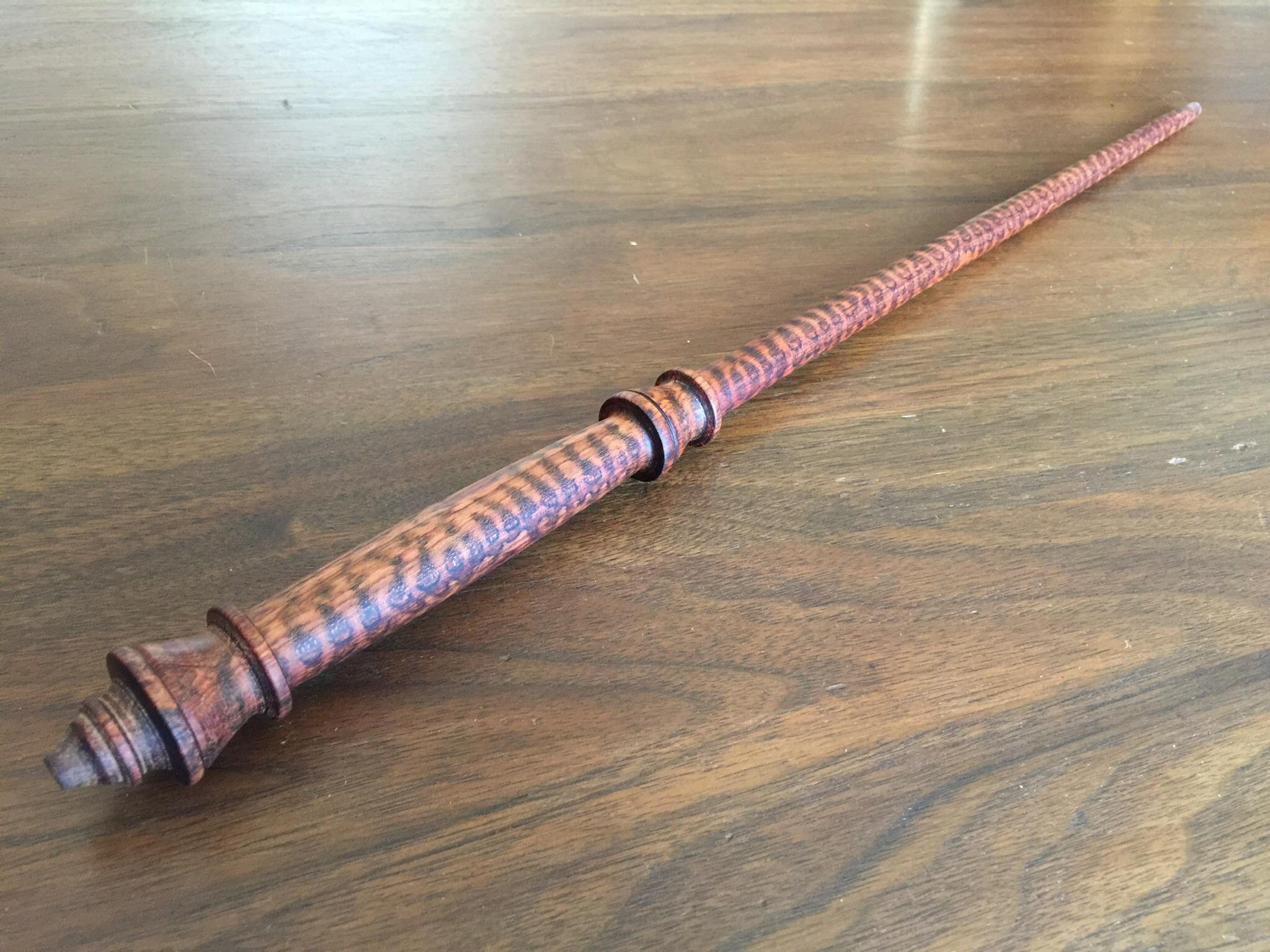 これは、スネークウッドで作った、私が取り組んでいる杖です。 : r/turning
