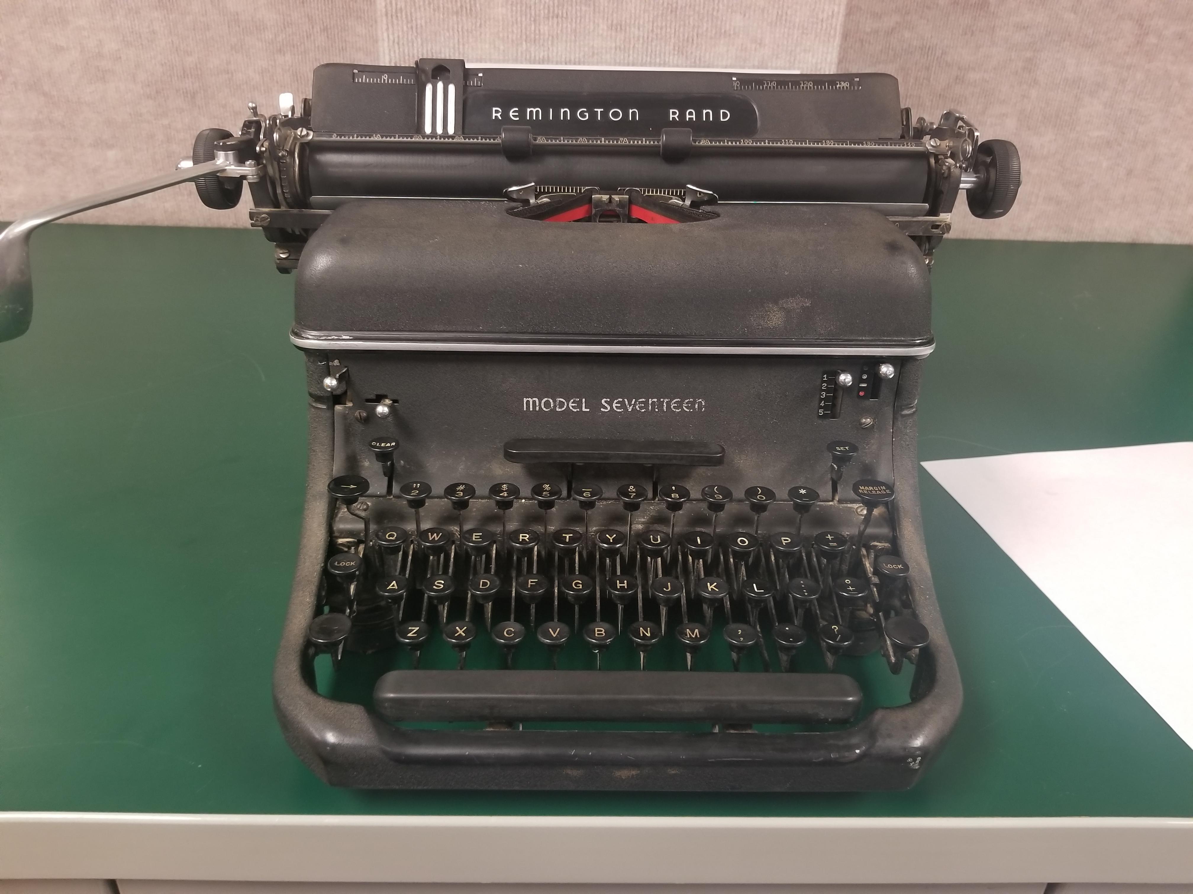 New Remington Rand Model Seventeen, all it needs is a cleaning : r