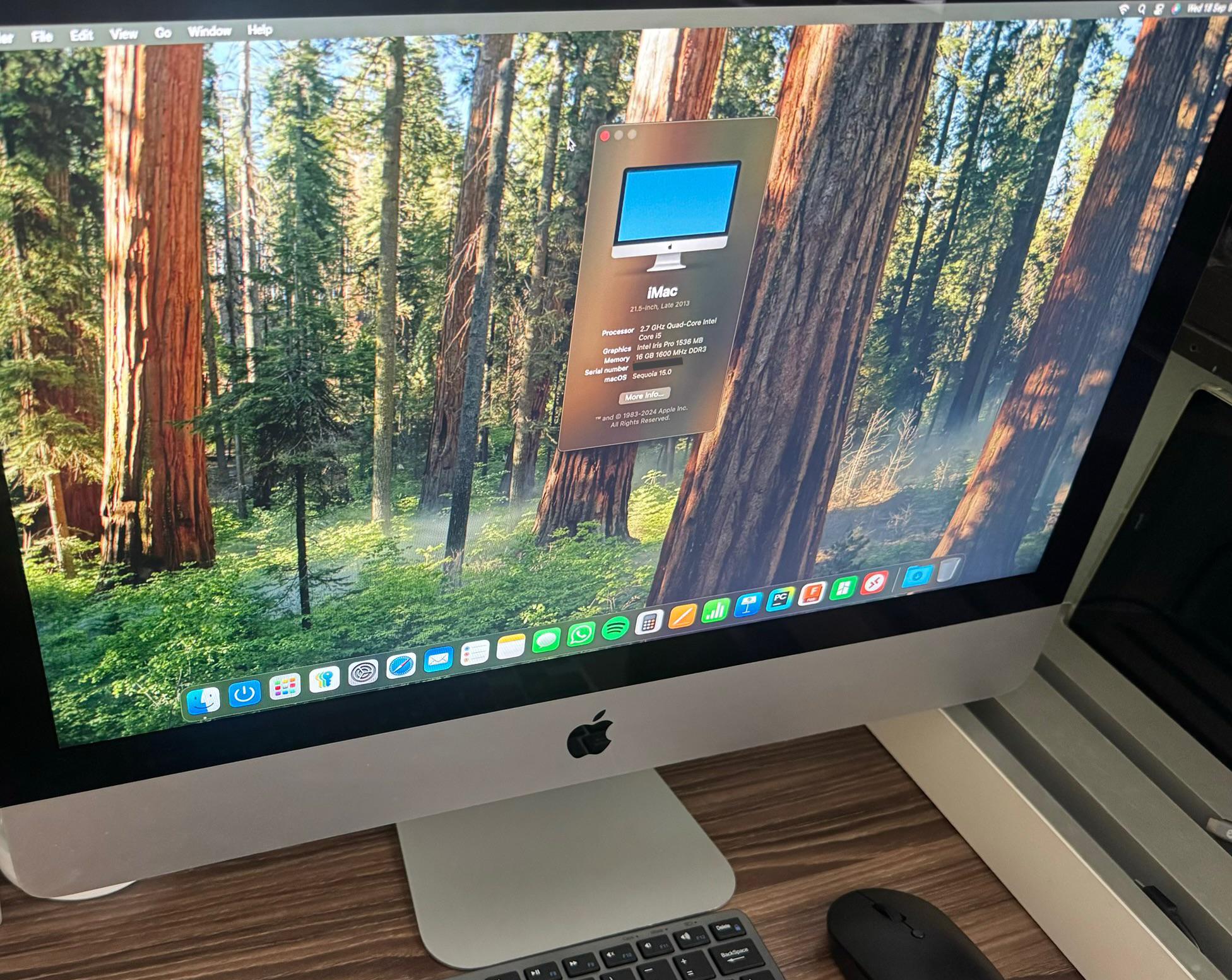 iMac 2013 Late 21.5 inch メモリ8Gb マジックマウスキーボード付き。