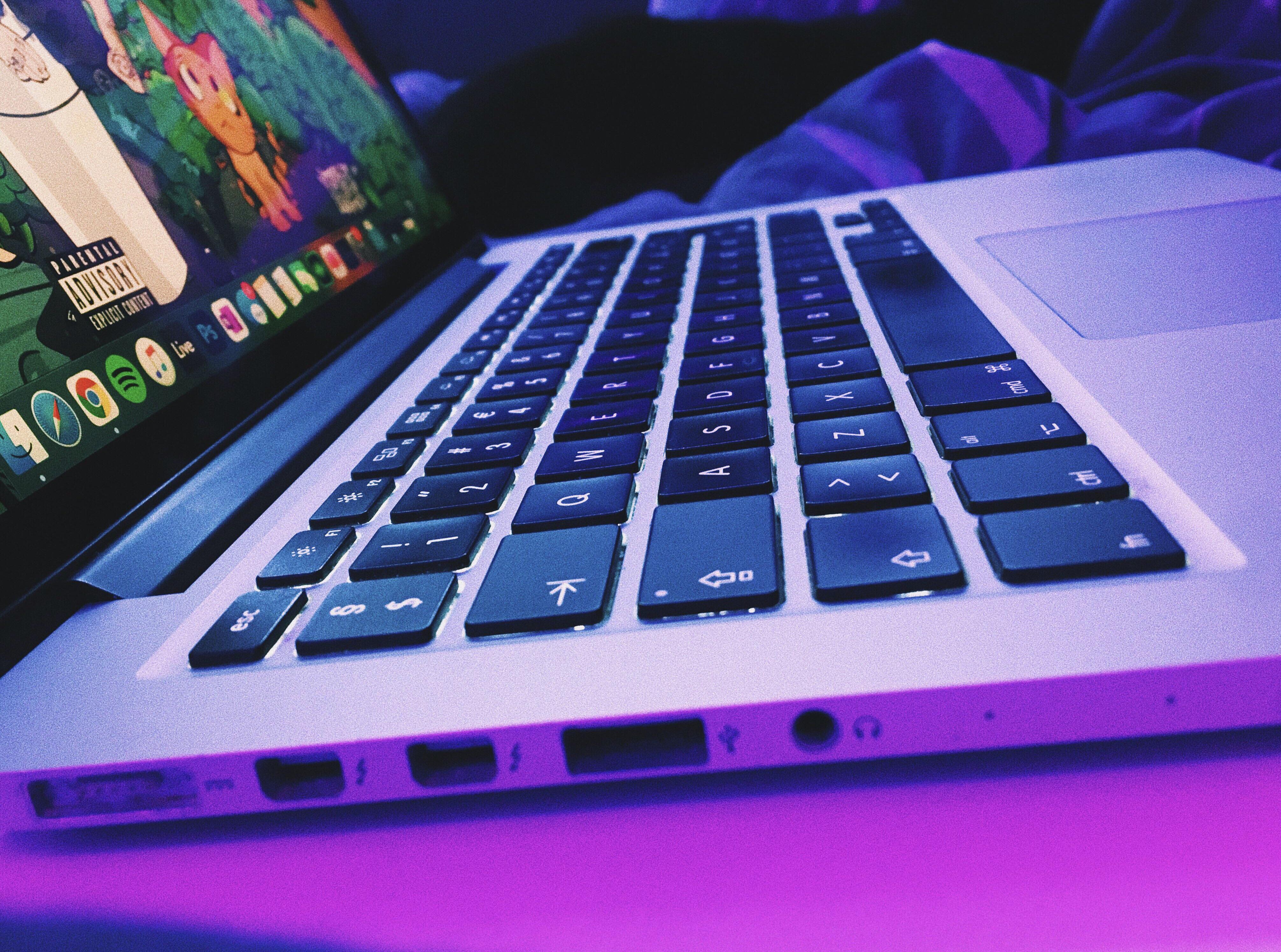 2015 年の MacBook Pro 13 インチをまだサウンドエンジニアリングや