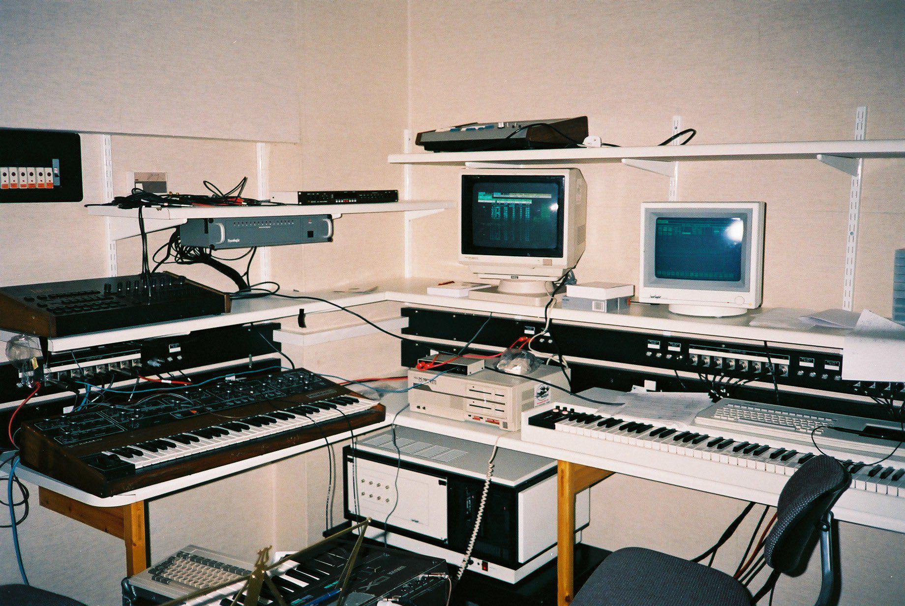 1986年の坂本龍一のセットアップ : r/synthesizers