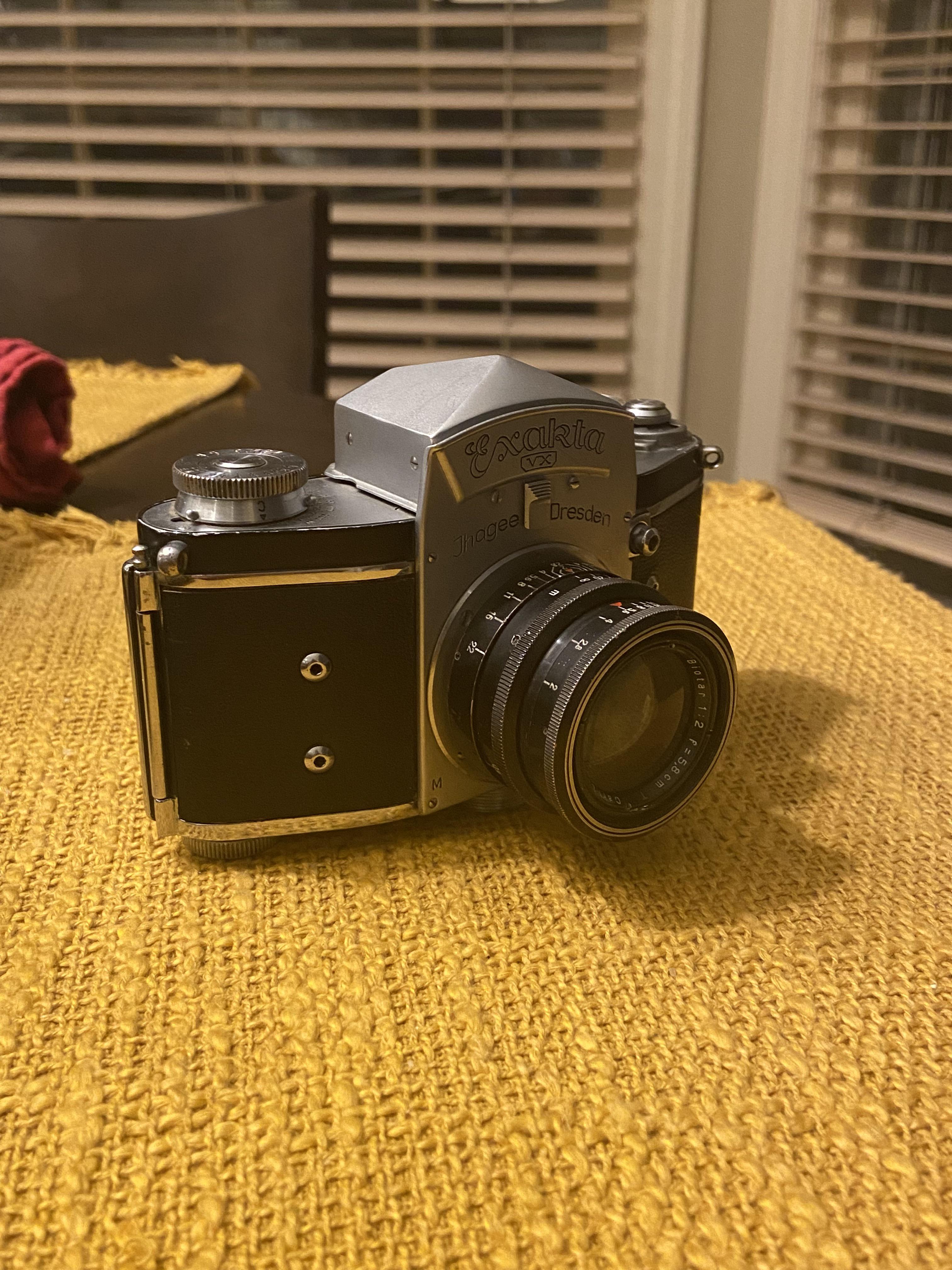 1953年製 Exakta VX — 1954年の映画「裏窓」で有名になったカメラ : r