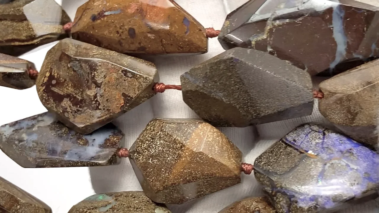ボルダーオパール タンブルカット 1/4連～1連（約39cm）｜天然石ビーズ