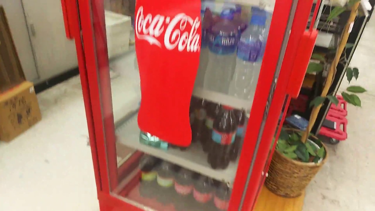 レトロな喫茶店にあるコーラ冷蔵庫