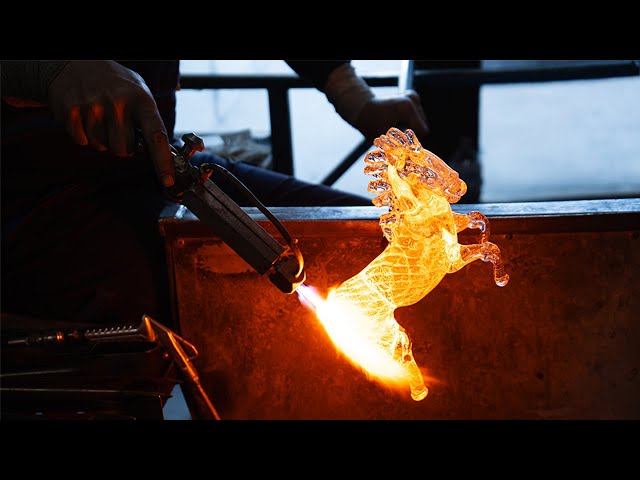 Crafting a masterpiece: Murano glass horse with 24k gold details