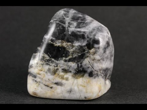 糸魚川産 黒翡翠 原石 磨き 130g / Japanese Jadeite - YouTube
