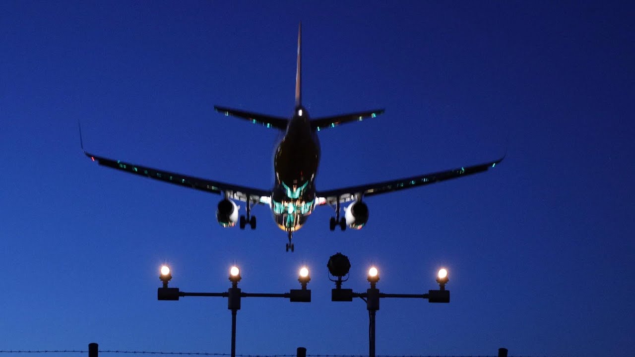 4K】成田空港Bラン34R Landing 誘導灯下より12連発 - YouTube