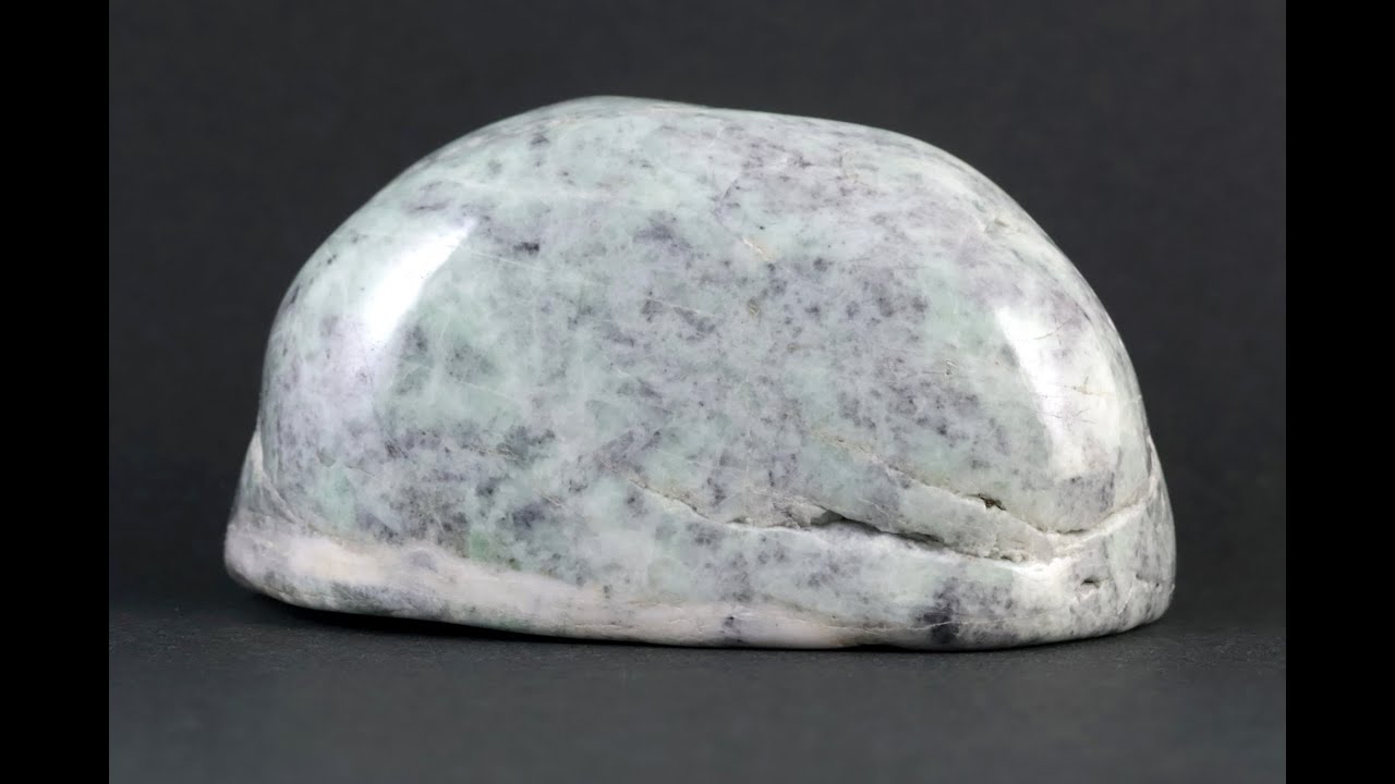 新潟県糸魚川市姫川産巨石天然糸魚川翡翠原石1233g 4面カット磨き