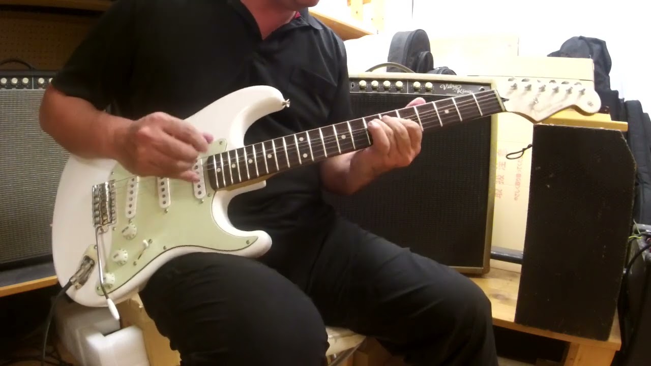 ミディアムスケールストラト Fender Japan ST-43M Crunch - YouTube