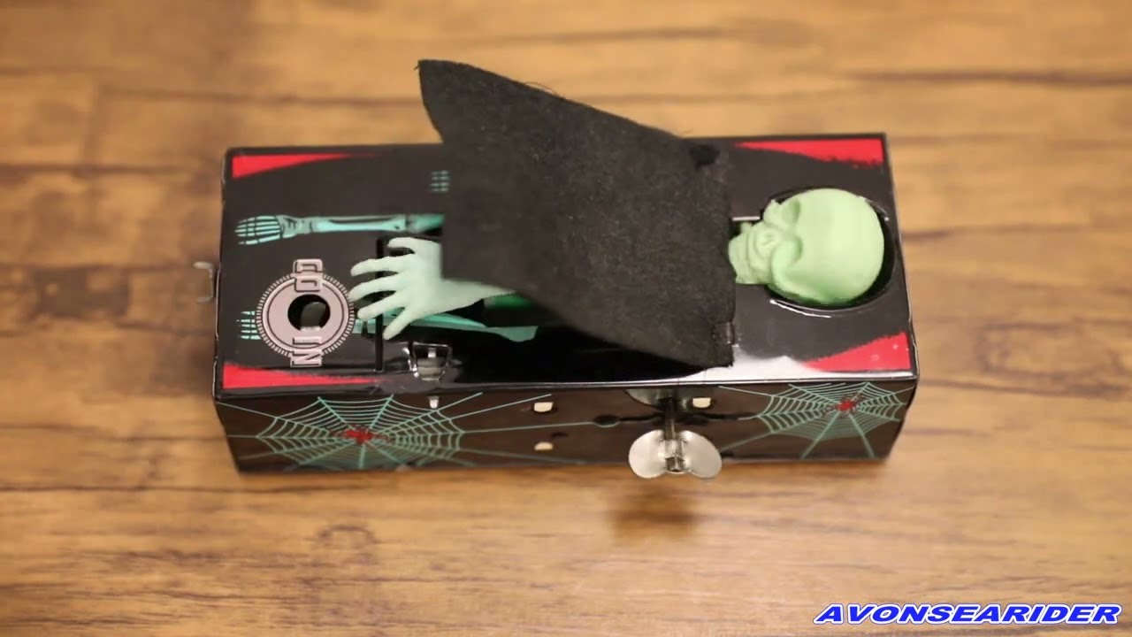 2400円で、まさかのガイコツ貯金箱、サントリーオールドCM曲