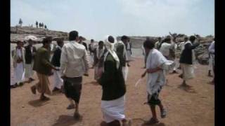 イエメンの民族舞踊ジャンビーヤ・ダンス - YouTube