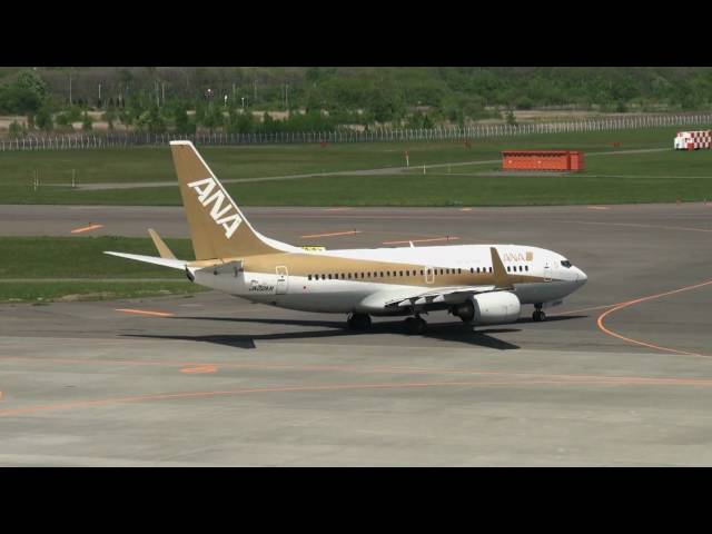 ANA ボーイング737-700（ゴールドジェット） 新千歳空港離陸 - YouTube