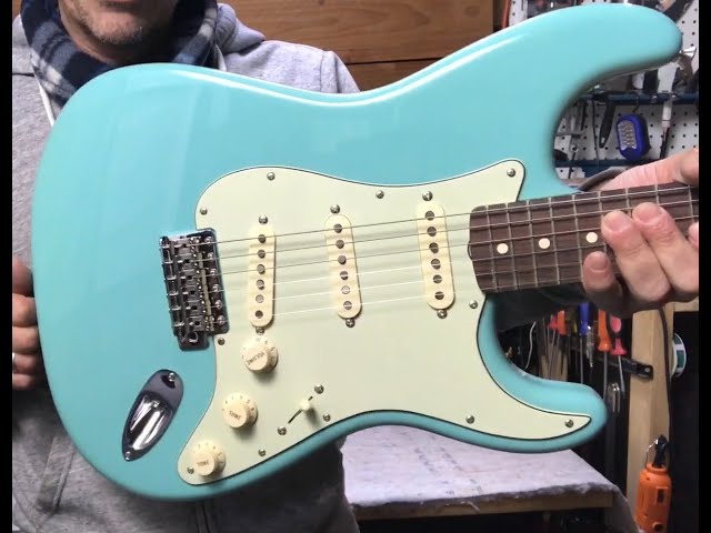 Unboxing - Fender Cerulean Blue 60s Classic Series Stratocaster