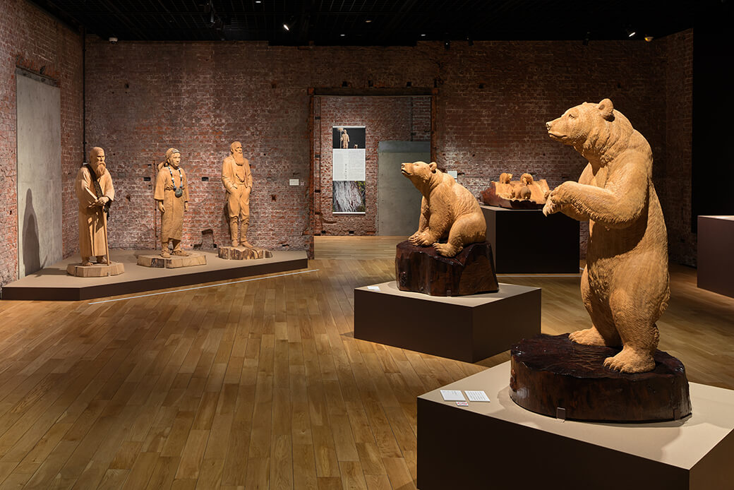 じっと木を見ていると、中から姿が出てくる」 天才木彫り職人、藤戸竹