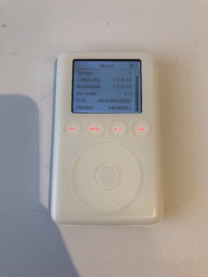 Apple iPod classic 3rd Generation White (15 GB) A1040 - New