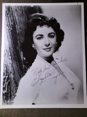 Elizabeth Taylor直筆サインと白黒ポートレート写真
