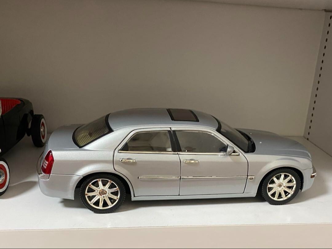 レア！1/18 アメ車 ミニカー クライスラー 300C ヘミhemi Chrysler