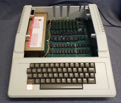 Apple II Plus コンピュータ MODEL NO. A2S1016 Vintage Apple II Plus