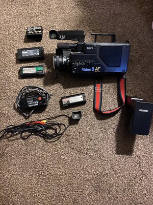 SONY CCD-V8AF VIDEO 8 VIDEO 8 PLAYER VCR RECORDER AND ACCESSORIES