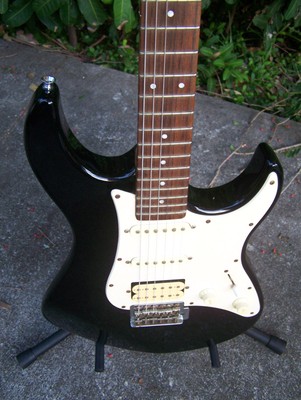 Vintage 1990 Yamaha EG112 strat electric guitar w/ alder wood body