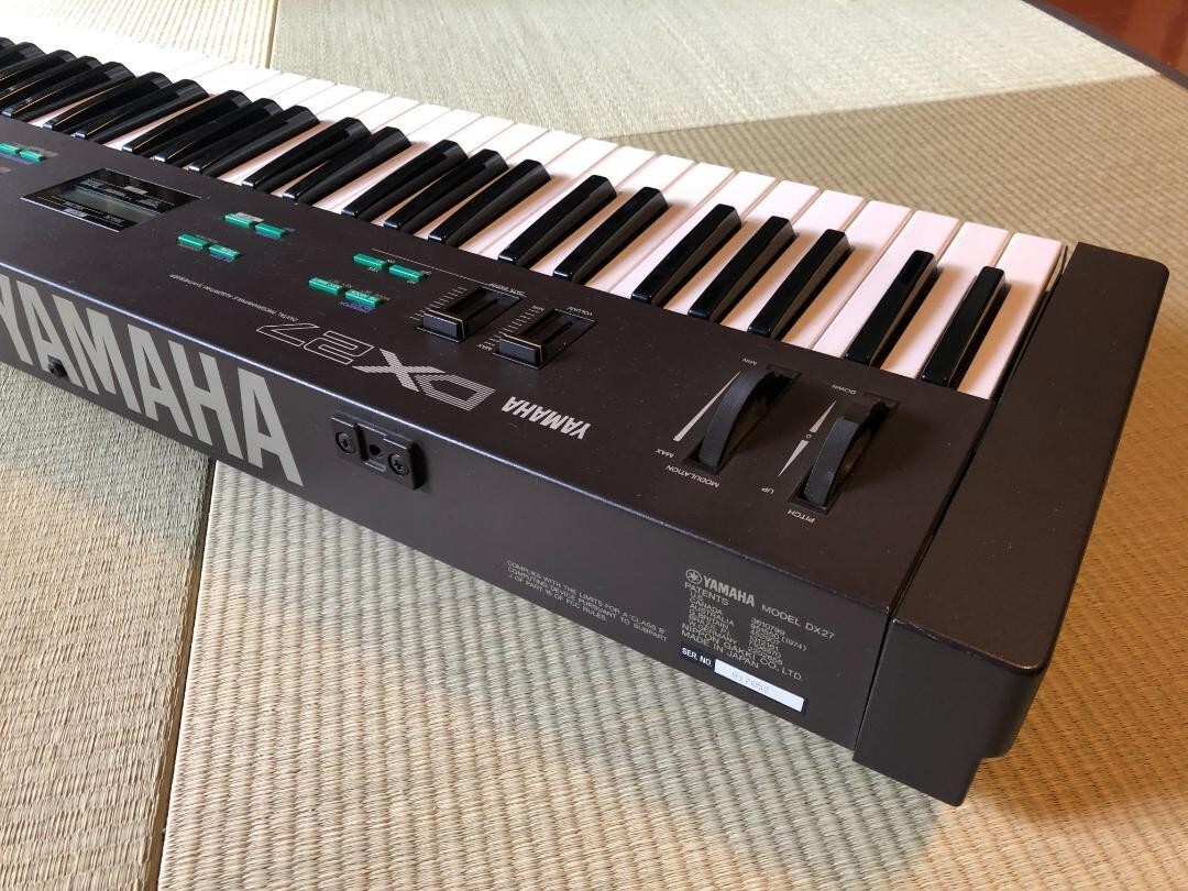 Yamaha DX27 Digital Synthesizer Keyboard Black keyboard Music