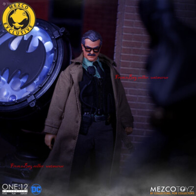 Mezco toyz 1/12 Commissioner James Gordon And Bat Signal Deluxe