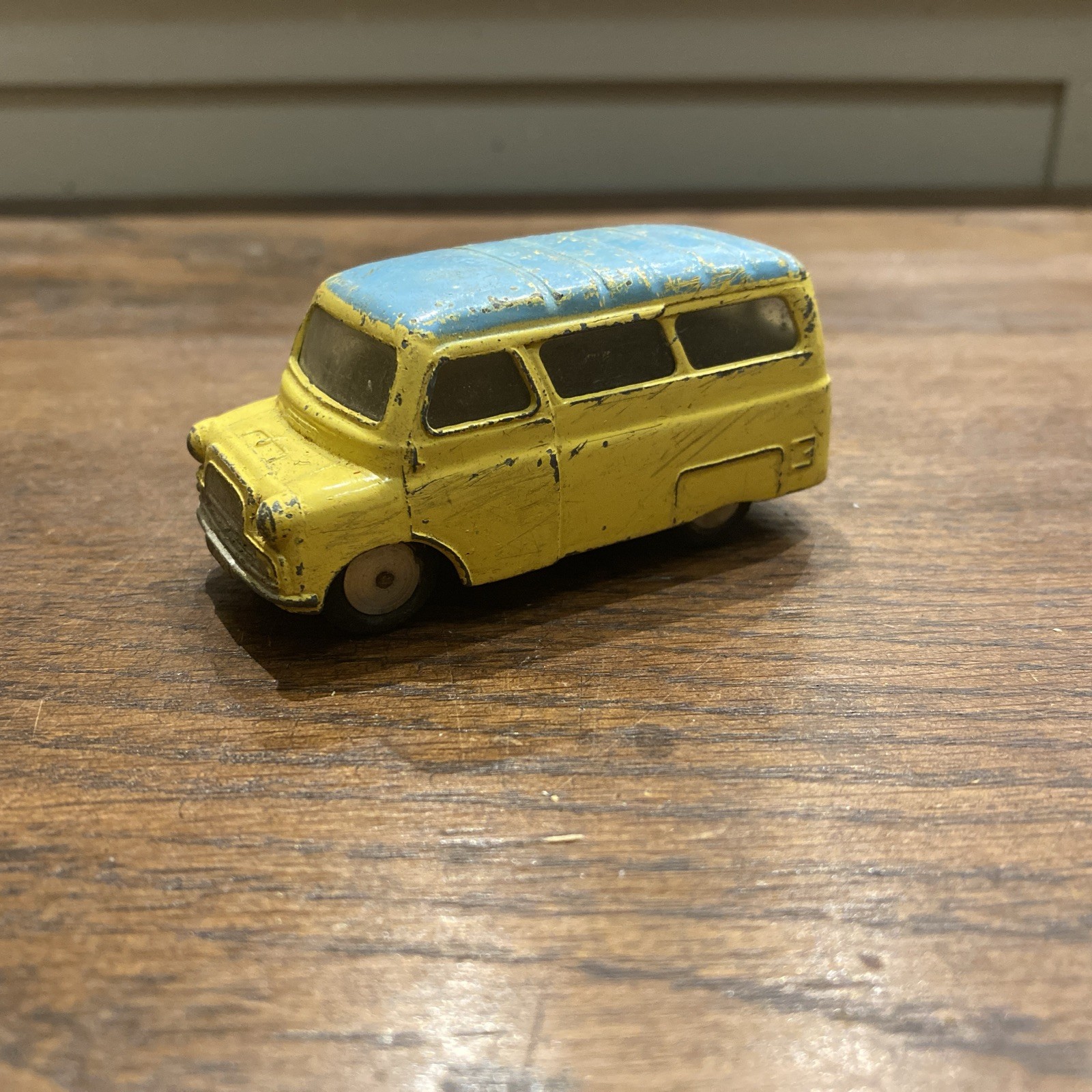 Corgi 404, Bedford Dormobile - Free Price Guide & Review