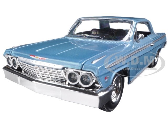 1962 CHEVROLET IMPALA SS BLUE 1/25 DIECAST MODEL CAR BY NEW RAY