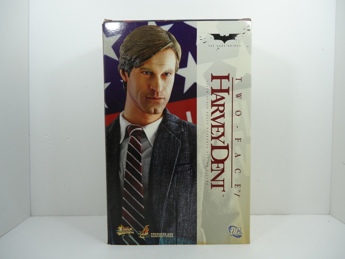 Hot Toys Batman The Dark Knight Two-Face Harvey Dent Figure 1/6