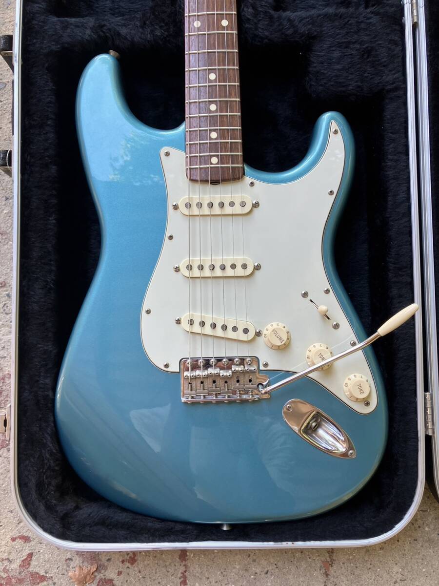 Fender Mexico 60'sストラトキャスター、ハードケース付き。 Fender
