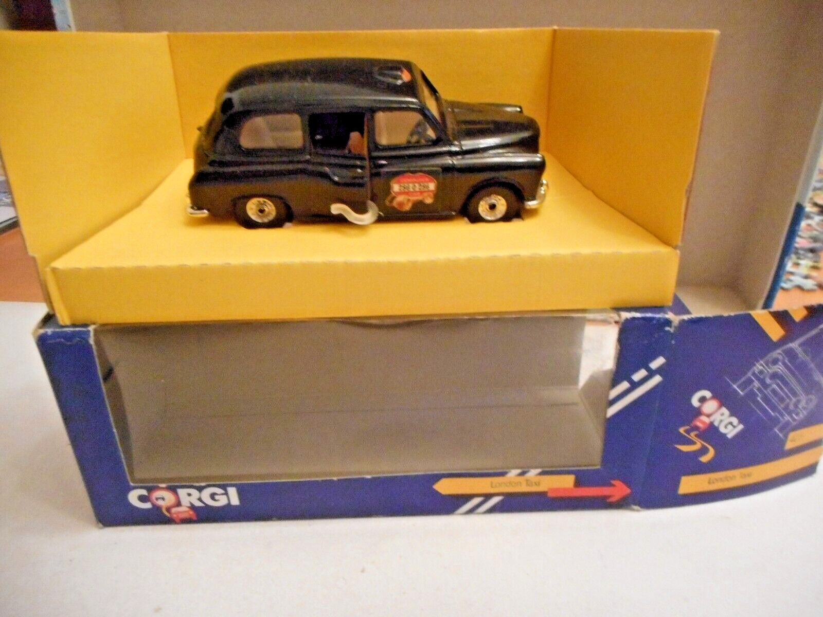 Corgi 425, London taxi - Free Price Guide & Review