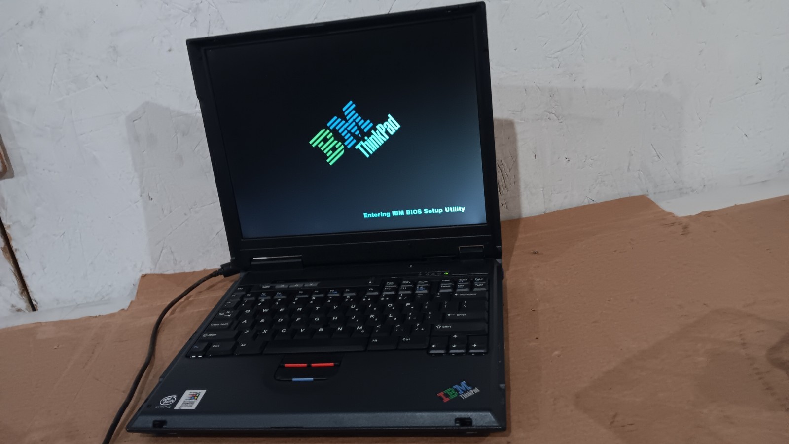 Vintage IBM ThinkPad A20M Laptop Pentium 3 @ 700 MHz Good