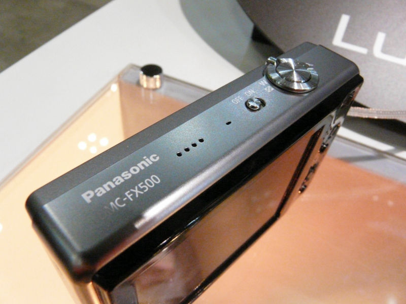 撮りたいものにタッチすると自動でピントが追尾するデジカメ「LUMIX